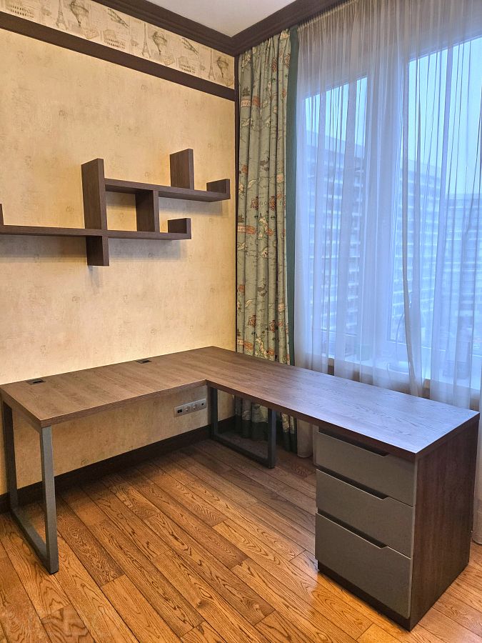 Большой угловой стол для двух мониторов у окна в кабинет дома