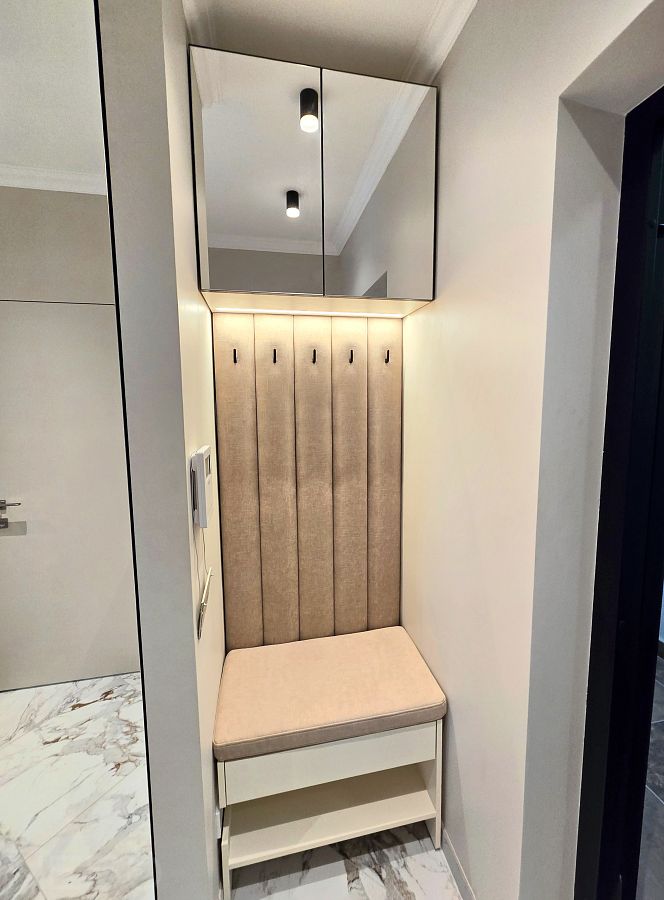 Прихожая с мягкой зоной с подсветкой, зеркальной антресолью и обувницей с нишей для робота-пылесоса