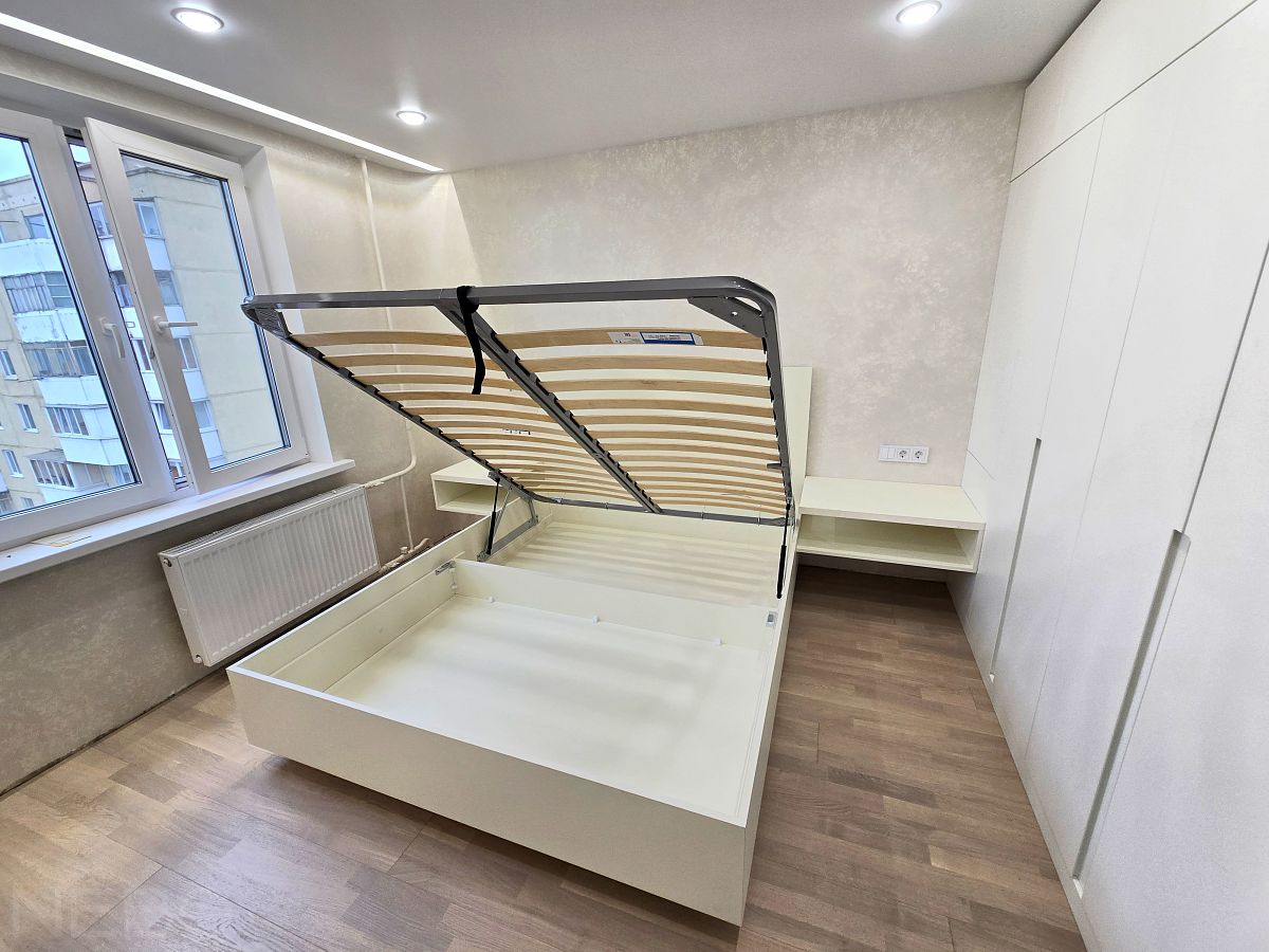 Спальная мебель с двухместной кроватью, большим шкафом и прикроватными полками