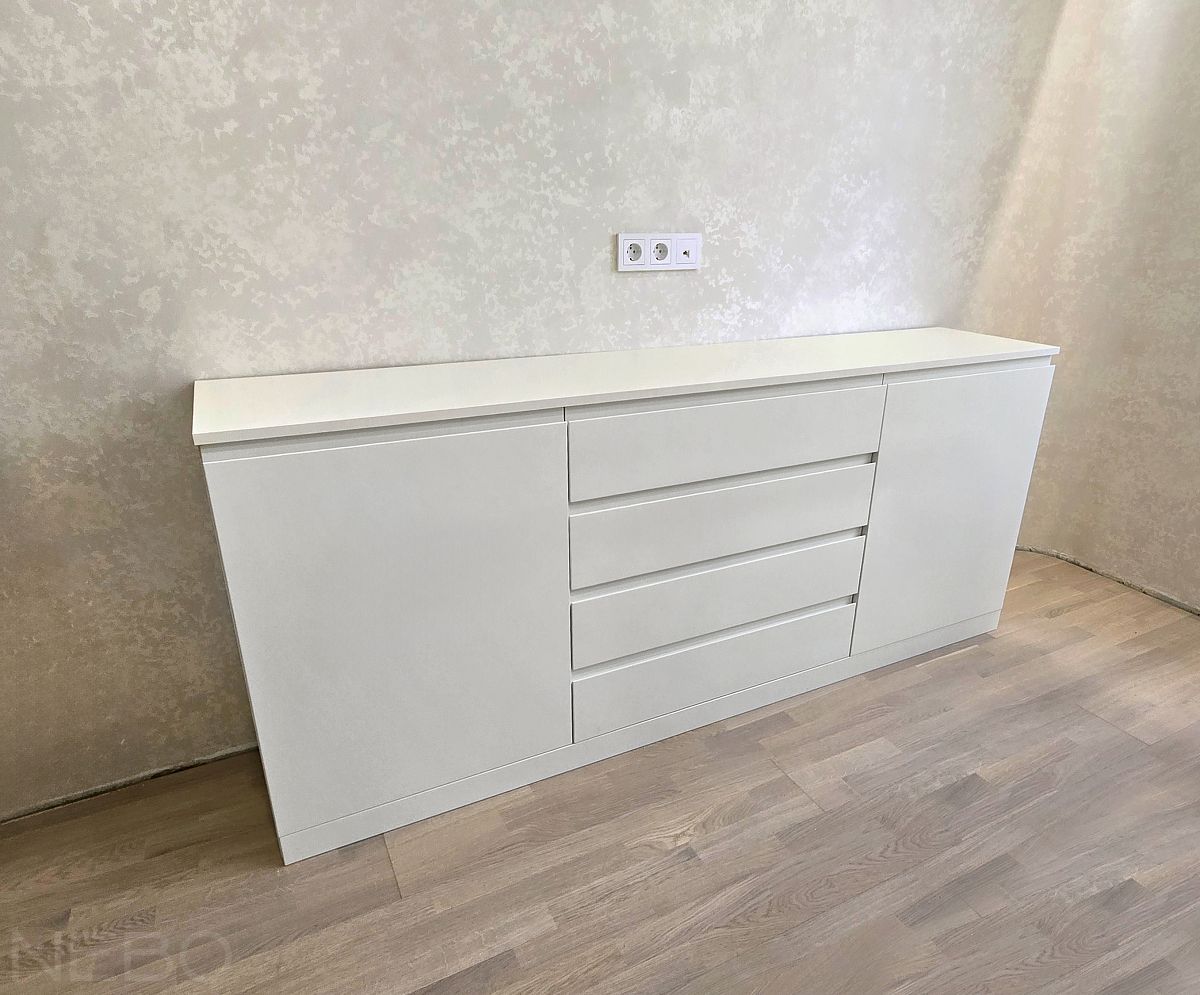 Большой длинный комод с выдвижными ящиками и распашными дверцами в спальню 