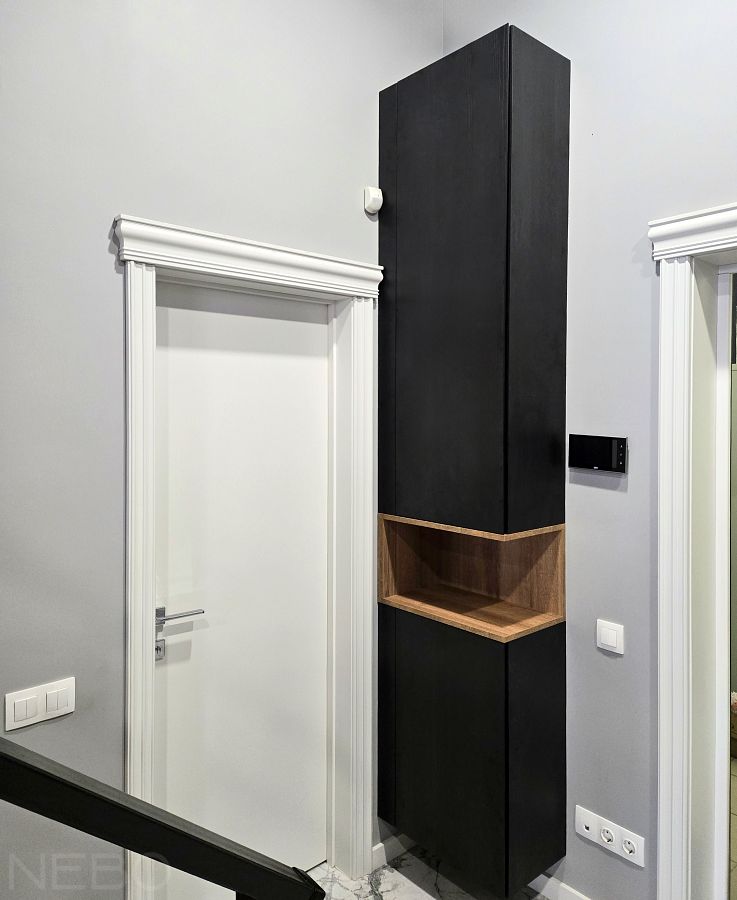 Черный подвесной шкаф-пенал с нишей под под дерево для скрытия электрощитков