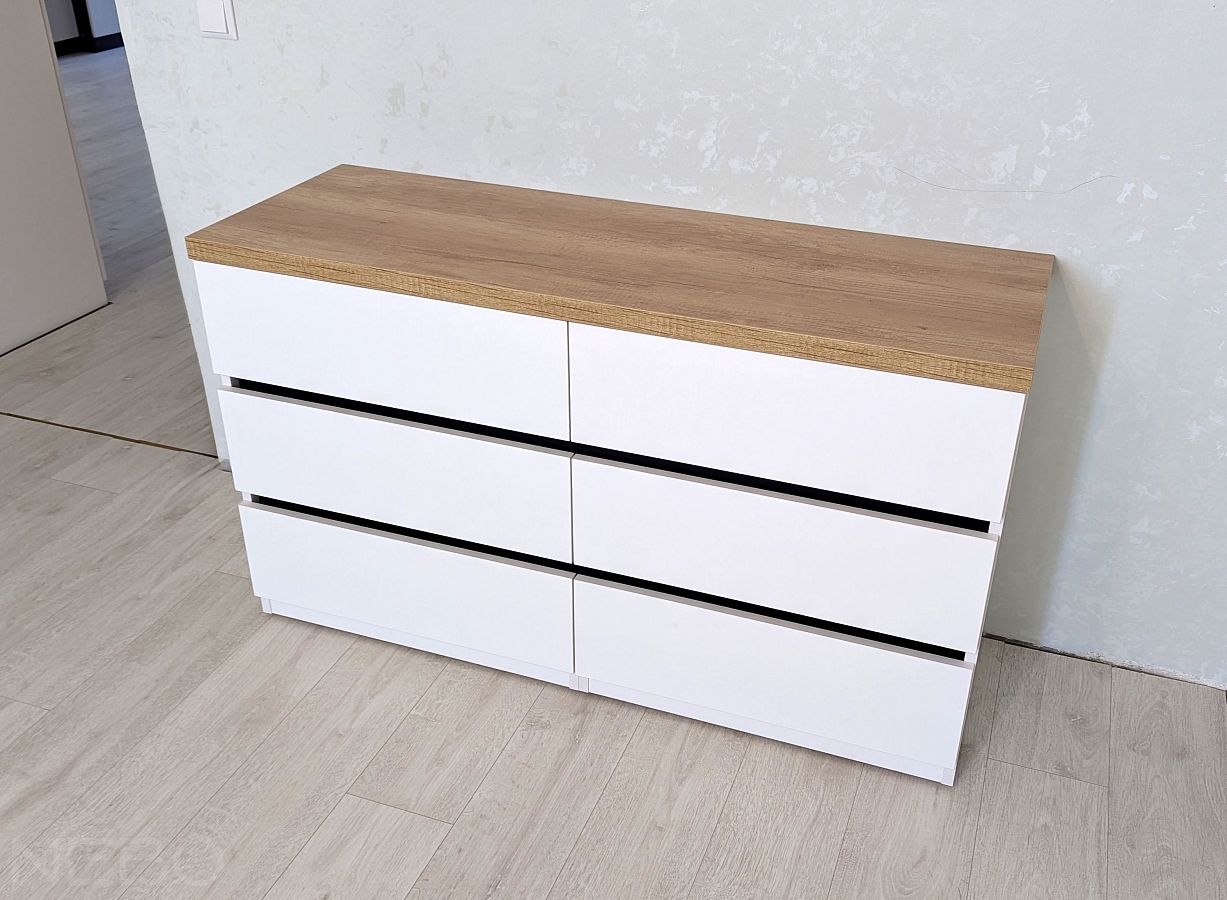 Комод с белыми фасадами и столешницей под светлое дерево