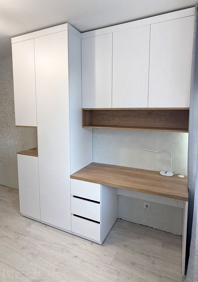 Шкаф для одежды с письменным столом в детскую комнату