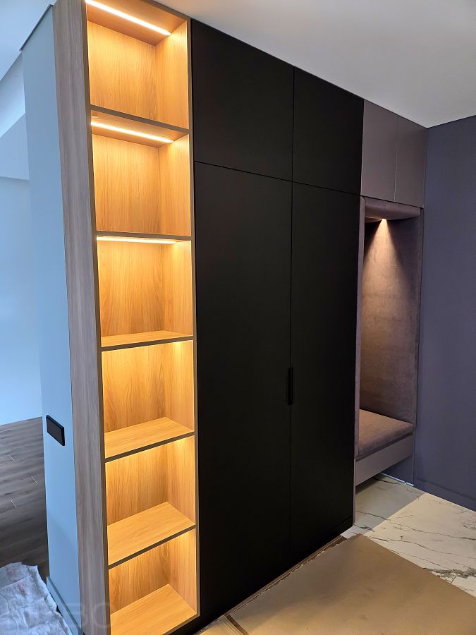 Прихожая группа до потолка со шкафом для одежды, мягкой нишей и открытыми полками подсветкой