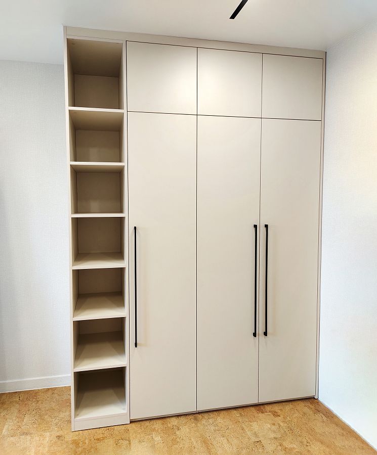 Шкаф цвета грейдж до потолка с открытыми полками и черными длинными ручками