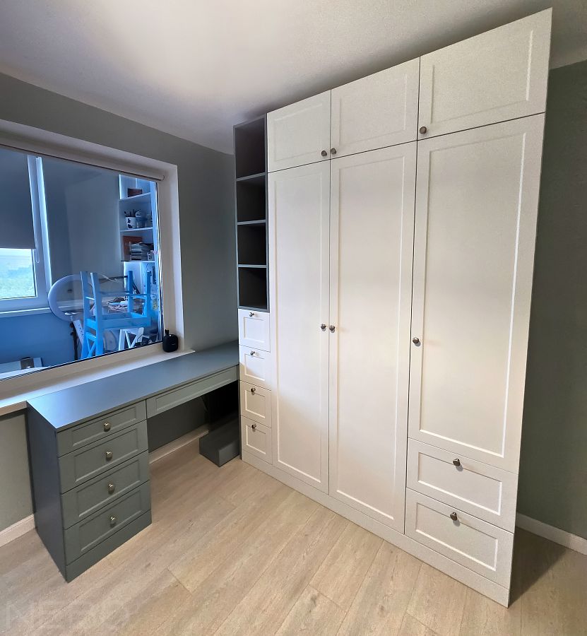 Мебель в детскую с белым шкафом и сине-зеленым столом для компьютера