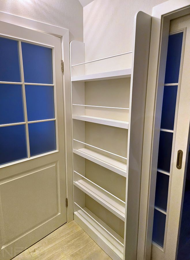 Стеллаж для кубков и наград в коридоре квартиры