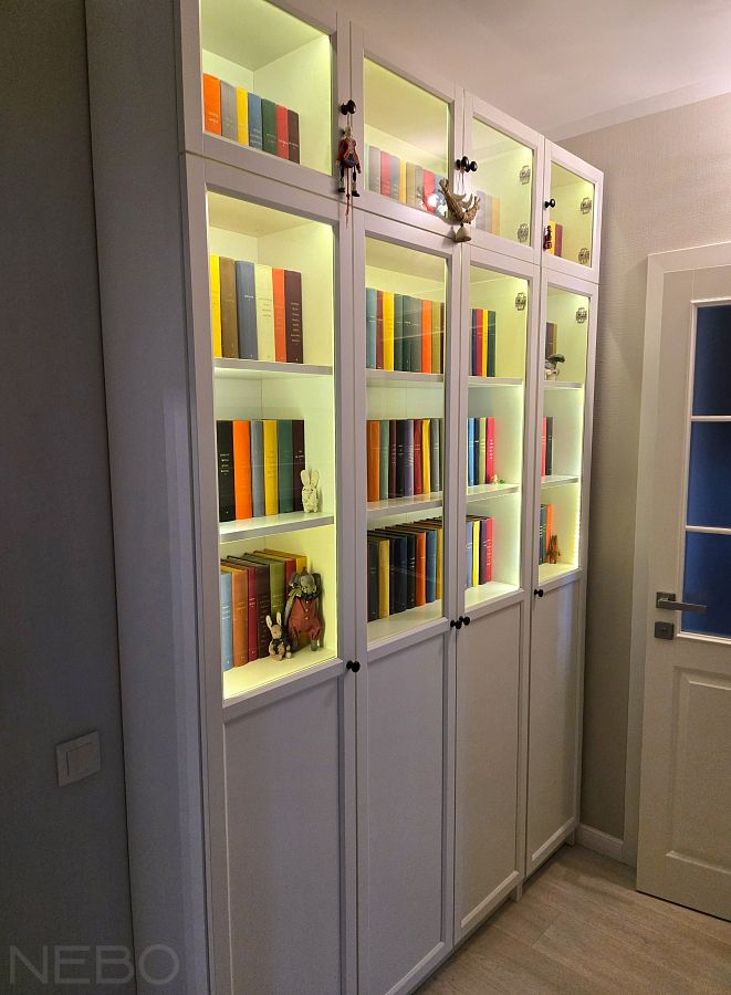 Книжный шкаф-библиотека с подсветкой в коридор квартиры