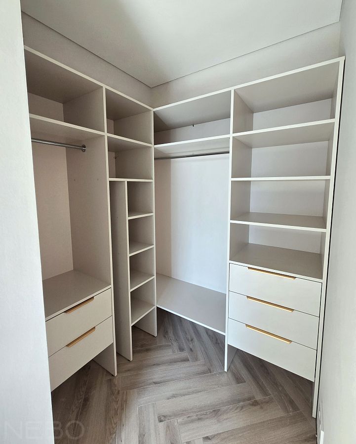 Гардеробный угловой шкаф без дверей в небольшую комнату в квартире