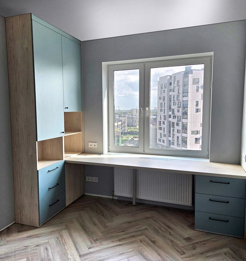 Компьютерный стол со шкафом для принадлежностей в детскую комнату школьника