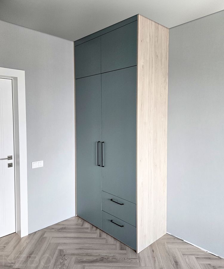 Шкаф до потолка в детскую мальчика с сине-зелеными фасадами и черными ручками