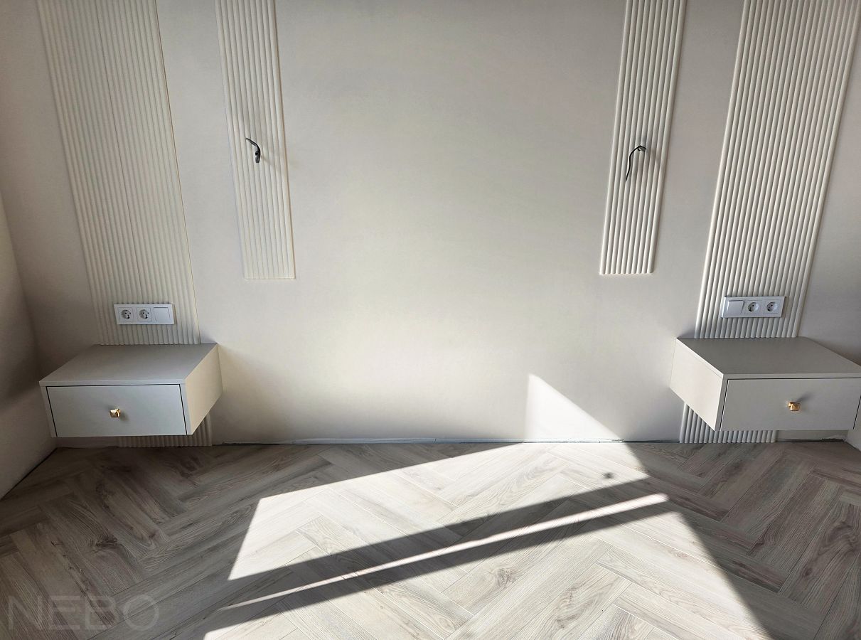 Две прикроватные тумбочки серо-бежевого цвета с золотыми ручками