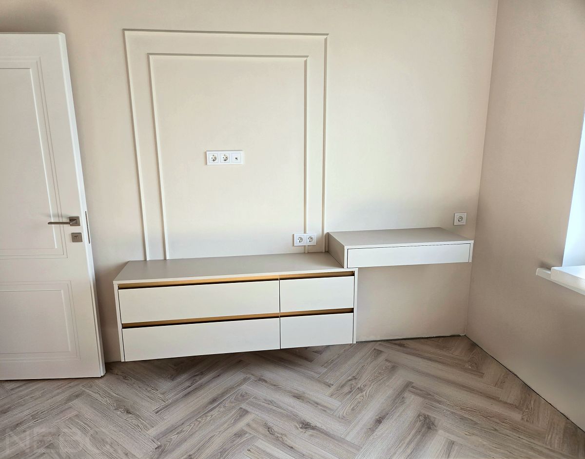 Подвесная тумба под телевизор с консольным столиком в спальню напротив кровати