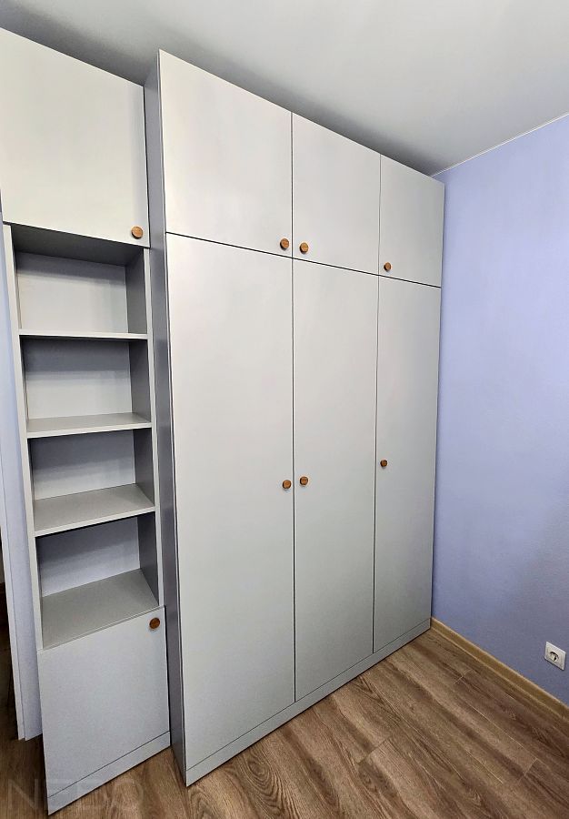 Большой шкаф для одежды со стеллажом в детскую комнату мальчика