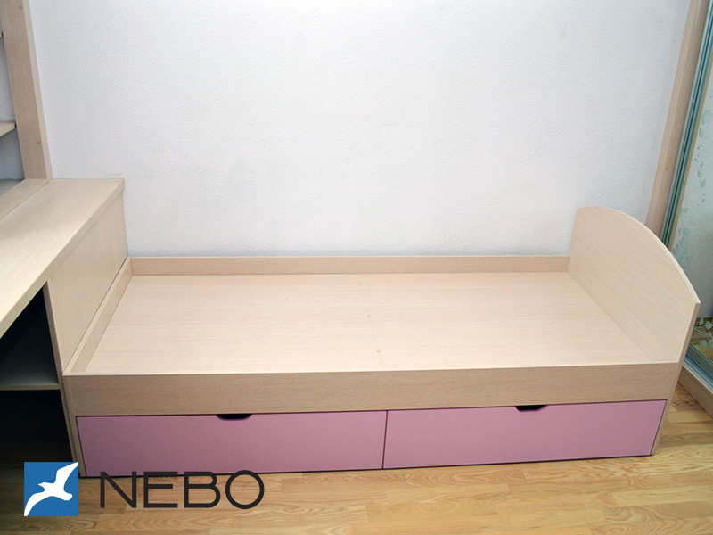 Детская кровать в комнату для девочки с выдвижными ящиками с розовыми фасадами без ручек