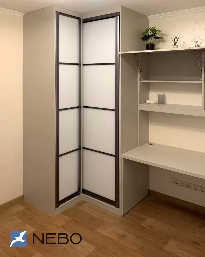 Угловой шкаф с распашными дверями для спальни