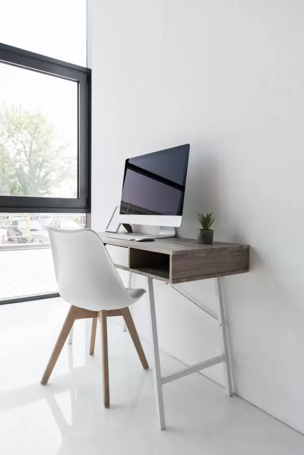 Небольшой компьютерный стол белый