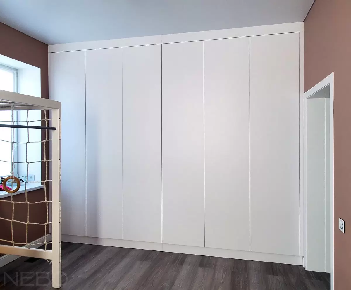 Белый шестидверный распашной шкаф без ручек до потолка в детскую комнату -  на заказ в Москве