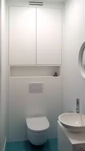 Встроенные шкафы за унитазом в туалет
