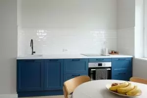 серая кухня без верхних шкафов фото реального интерьера