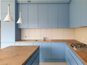 серая кухня без верхних шкафов фото реального интерьера