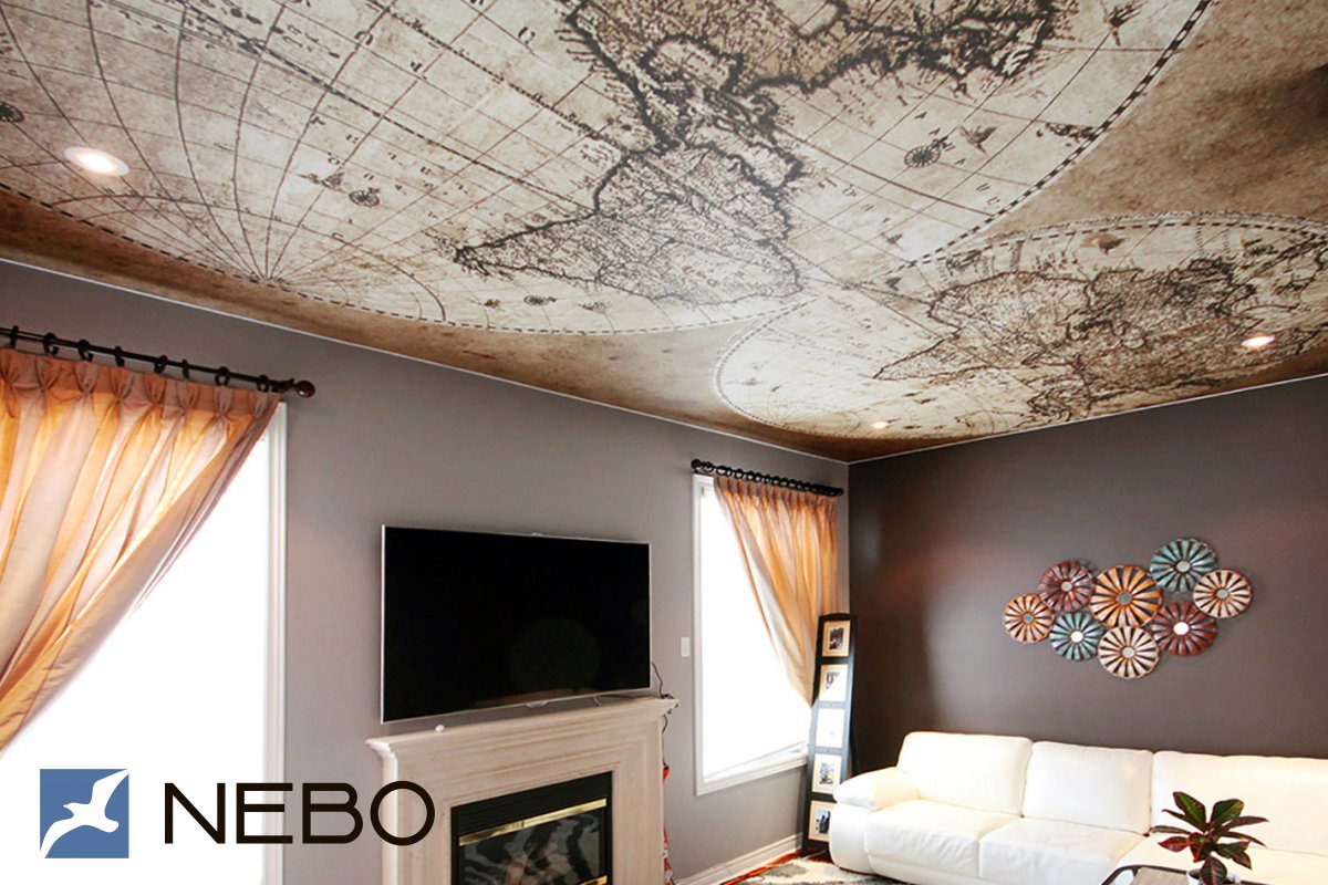 Натяжной потолок с фотопечатью винтажной карты мира и точечными светильниками для гостиной комнаты