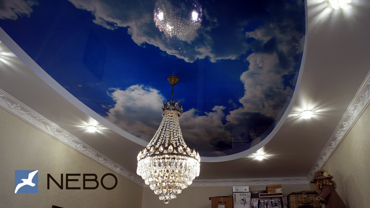 Натяжной потолок с фотопечатью дневного неба и облаков в овальной нише для комнаты в классическом стиле