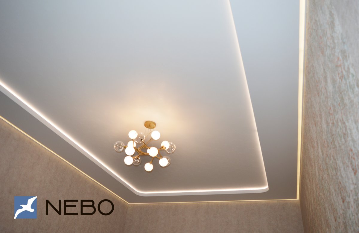 Натяжной двухуровневый потолок с двумя контурами LED-подсветки, по одному для каждого уровня и оригинальной люстрой в центре