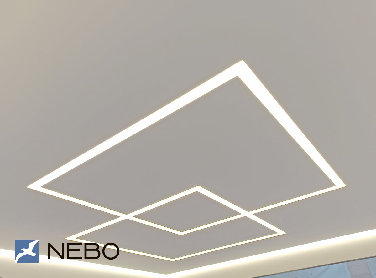 Пересекающиеся световые линии на натяжном потолке с дополнительной контурной парящей подсветкой