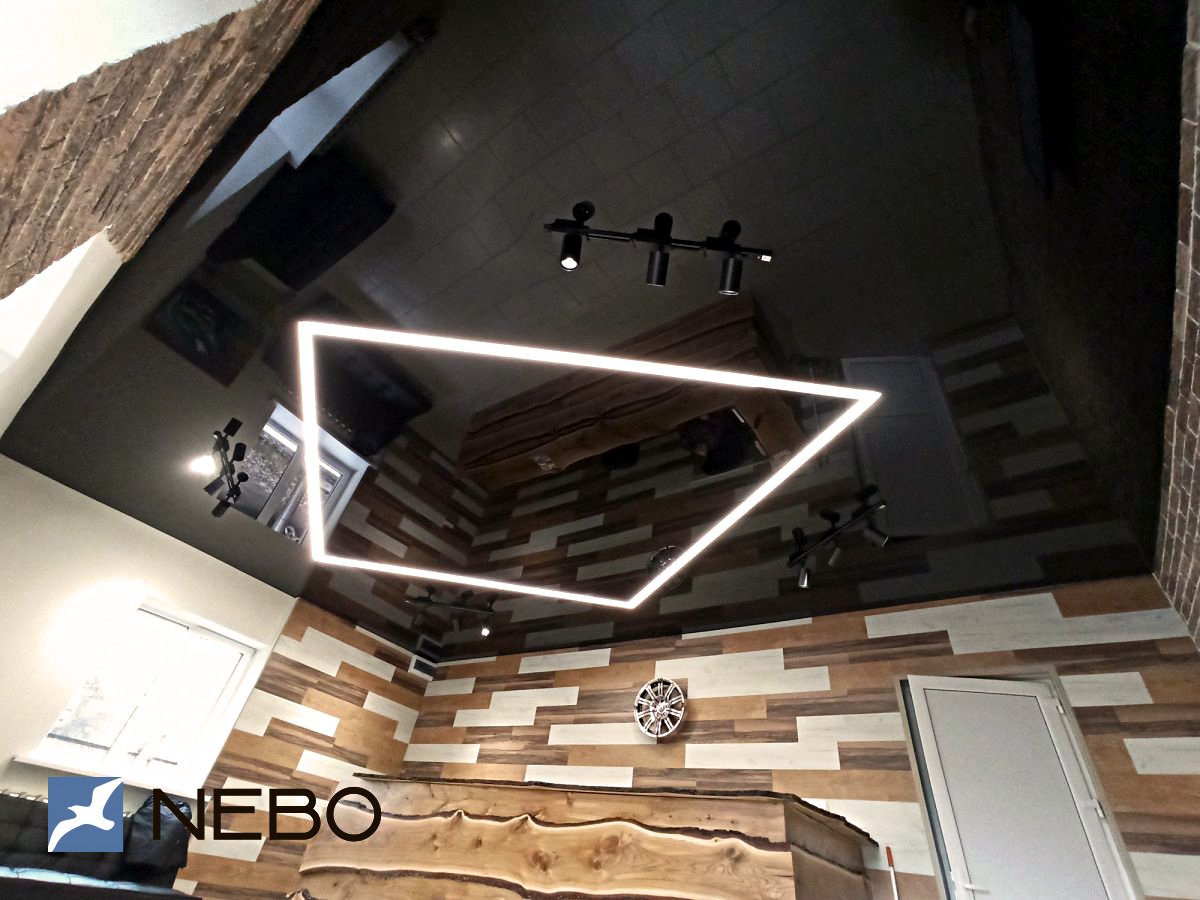 Глянцевый черный натяжной потолок со световыми линиями и трековыми светильниками