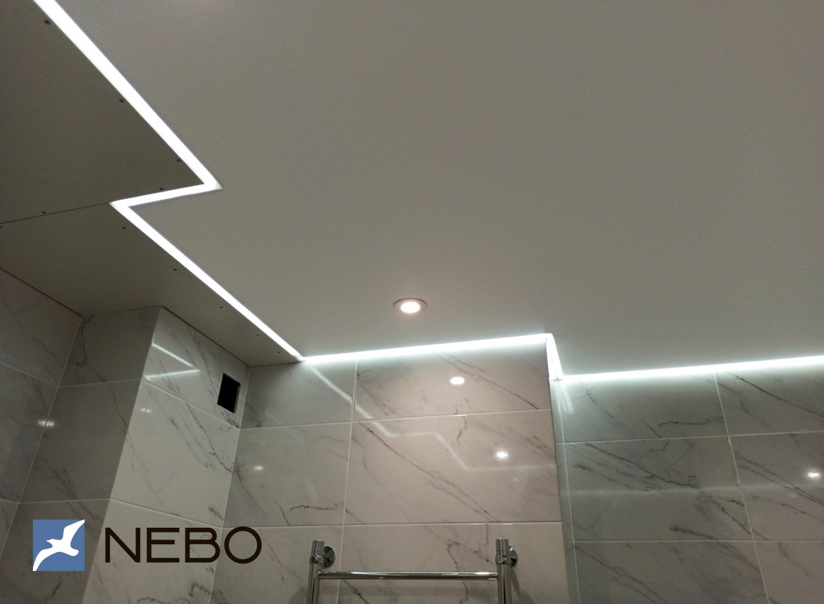 Натяжной потолок в ванной с контурной подсветкой
