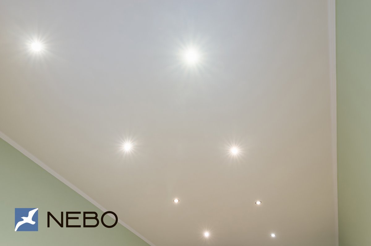 Белый натяжной потолок с двумя рядами точечных светильников