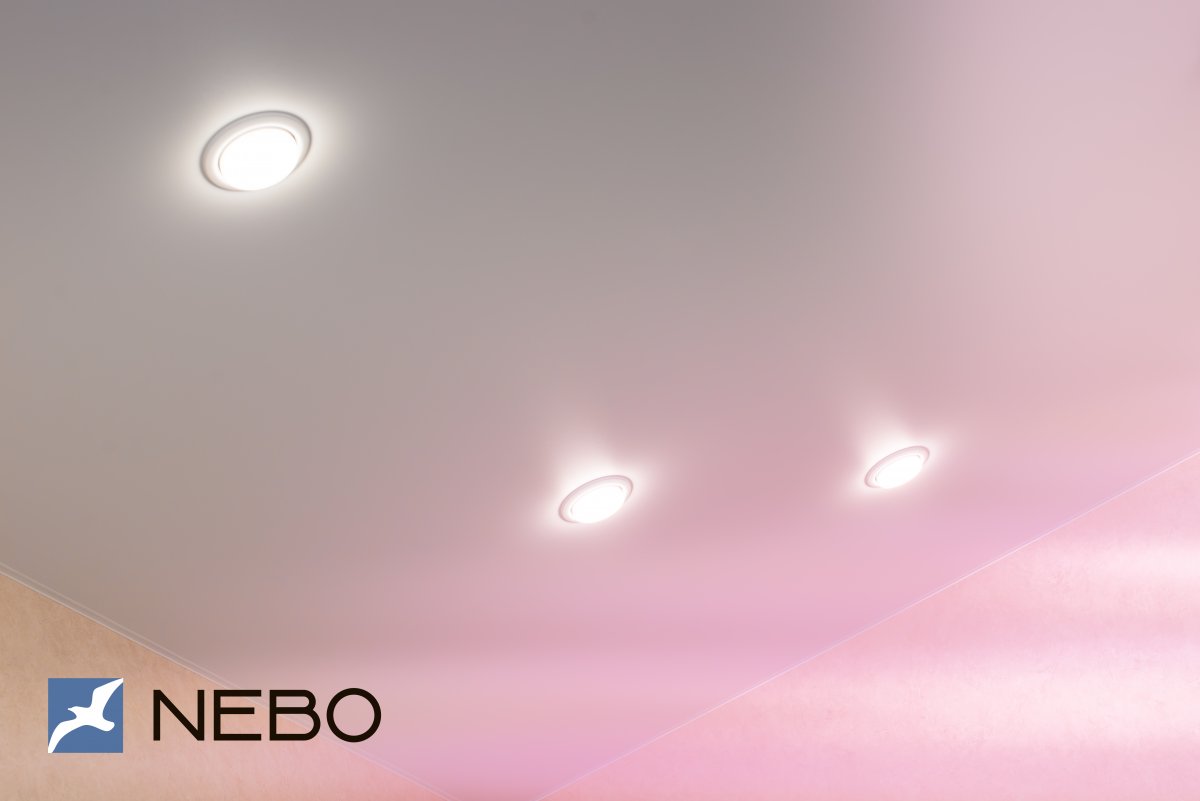 Матовый натяжной потолок с точечными светильниками
