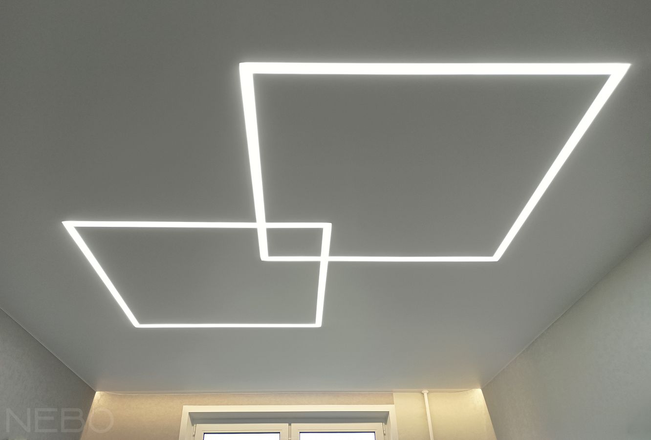 Натяжной потолок со световыми линиями в виде двух пересекающихся квадратов и скрытым карнизом с LED-подсветкой 