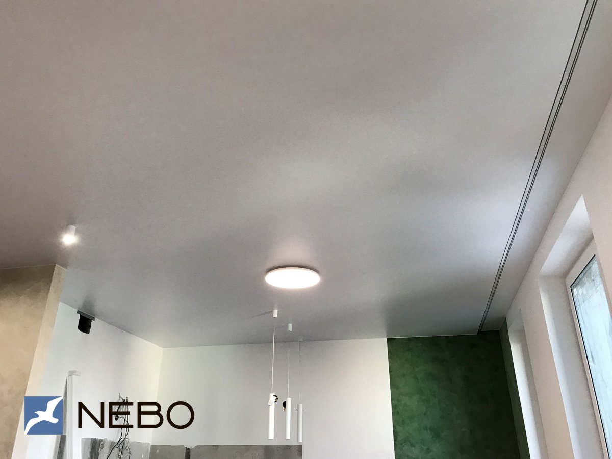 Натяжной потолок с контурной подсветкой и алюминиевым скрытым карнизом в квартиру-студию