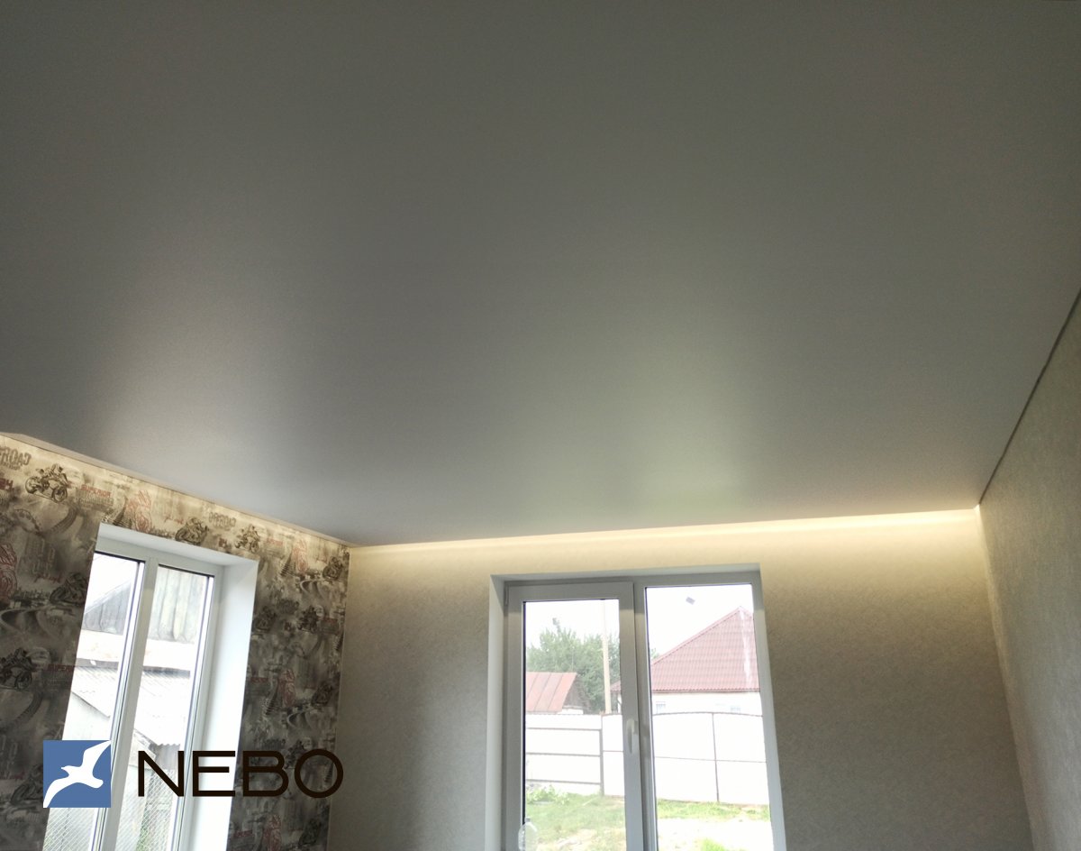 Алюминиевый карниз с добором потолка до стены и LED-подсветкой