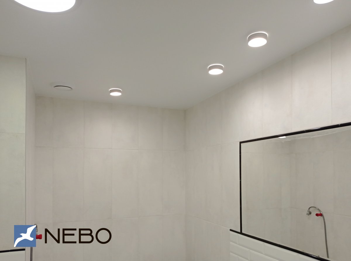 Натяжной потолок в ванную со светильниками с тоненькой LED-подсветкой