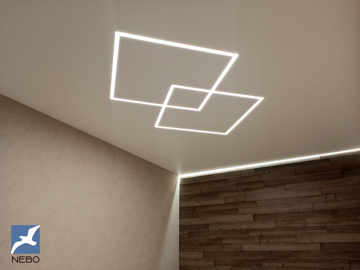 Натяжной потолок со световыми линиями с парящей подсветкой у одной их стен
