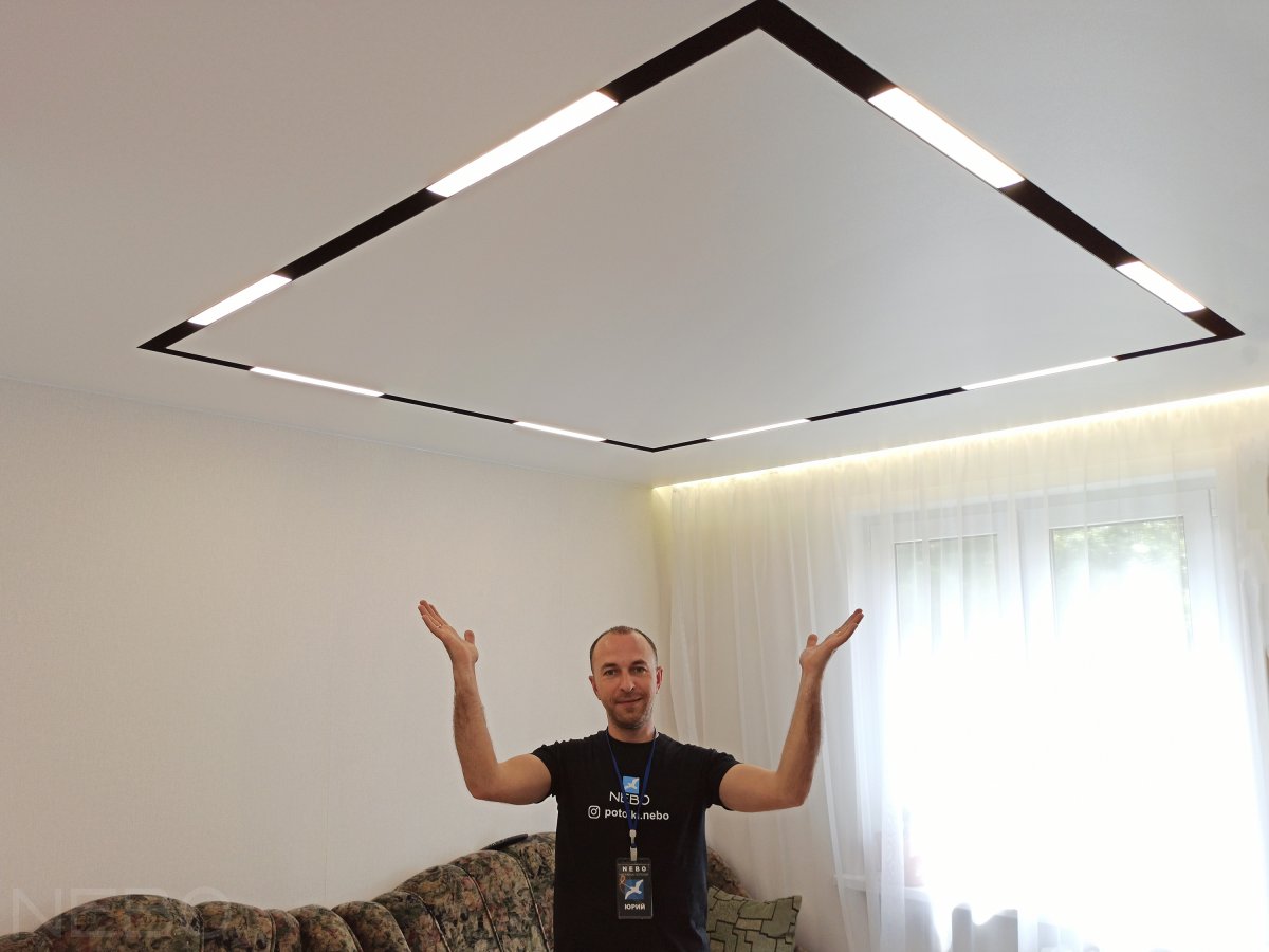 Натяжной потолок с алюминиевым карнизом с LED-подсветкой и спот-нишей с линейными светильниками