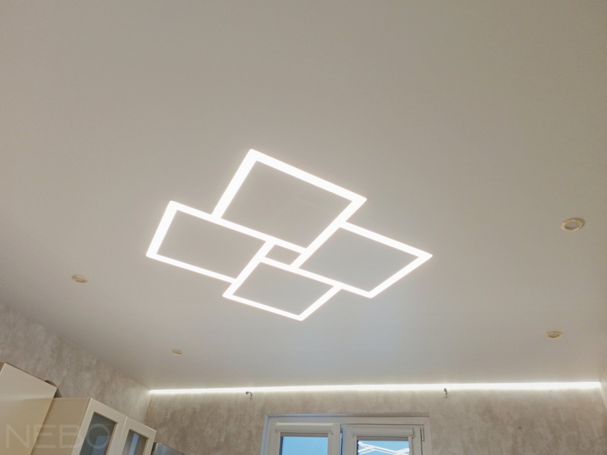 Натяжной потолок для кухни с нишей под карниз и световыми линиями 