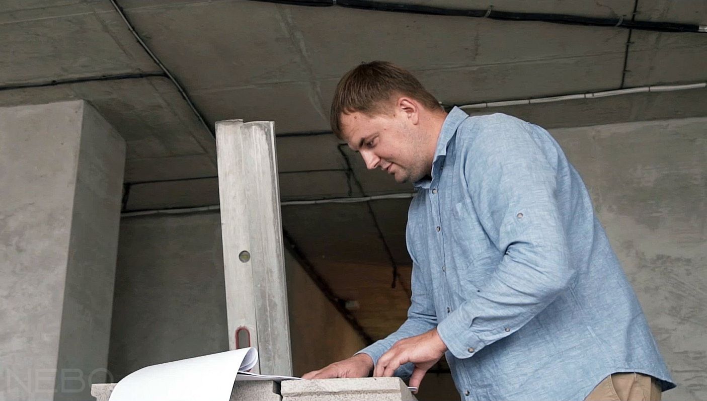 Юрий на объекте в D3 на Победителей, 135А при съемках промо-ролика по ремонту квартир