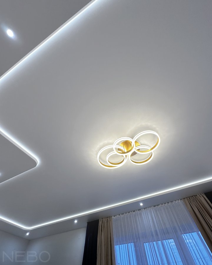 Двухуровневый натяжной потолок с LED-подсветкой 