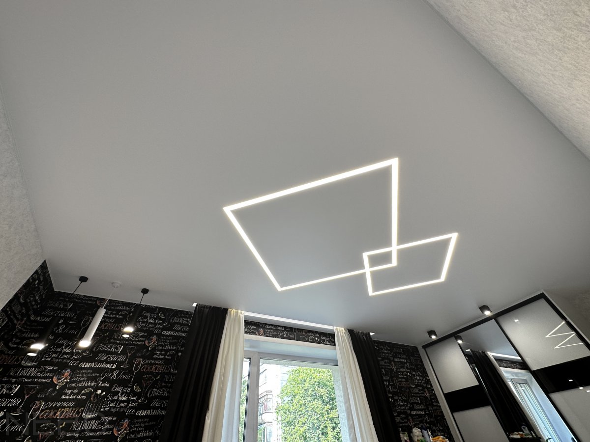 Натяжной потолок со световыми линиями и скрытым карнизом с LED-подсветкой