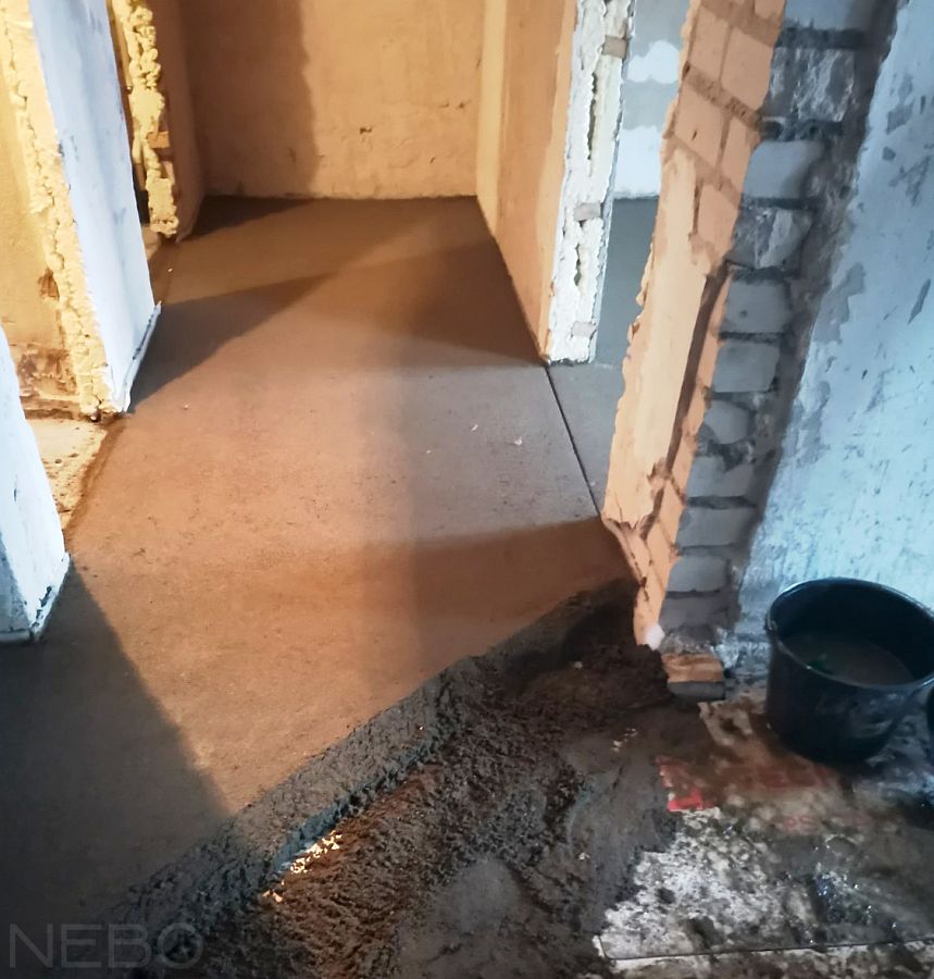 Заливка сухопрессованной стяжки во всей квартире