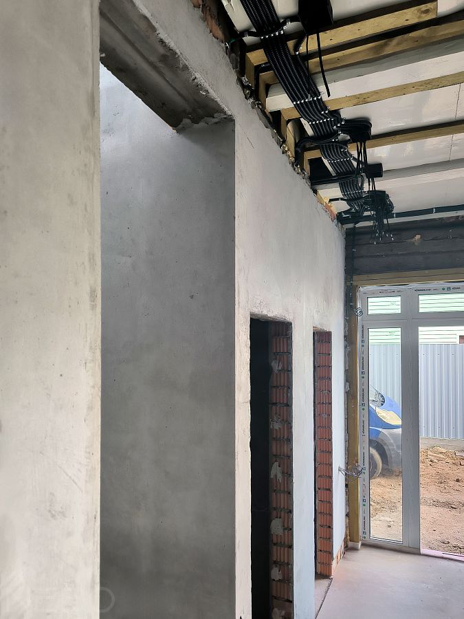 Оштукатуривание стен в одну плоскость и скрытая разводка кабельных линий в защитной гофротрубе