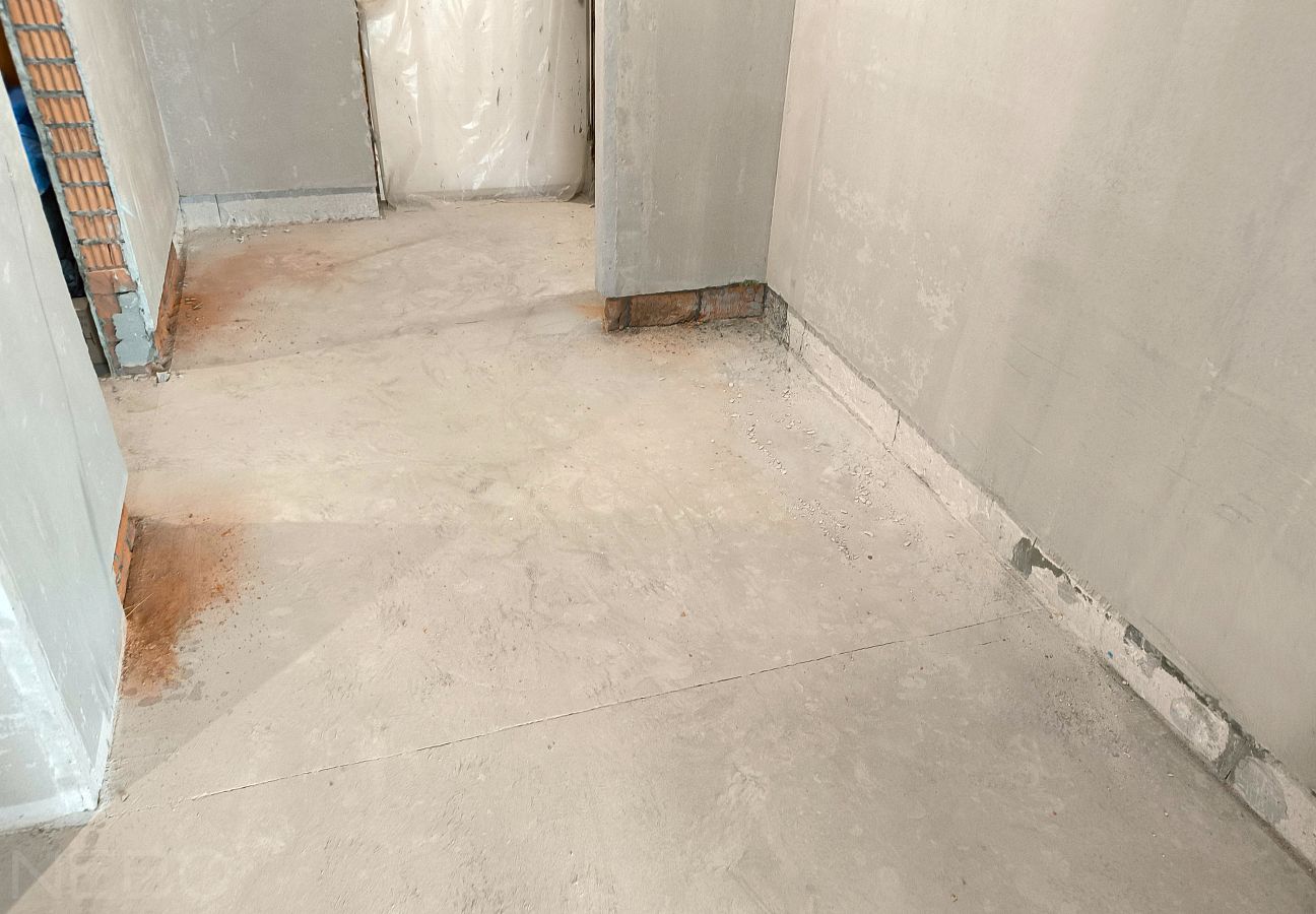 Штробление стен у основания под монтаж скрытого плинтуса