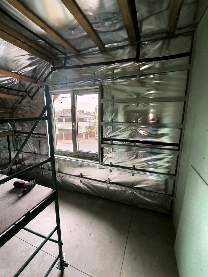 Устройство пароизоляционного слоя и монтаж металлического каркаса под облицовку стен на мансарде