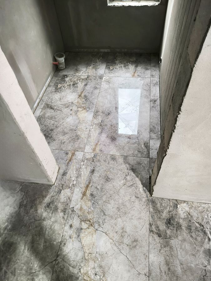 Облицовка пола керамогранитом с текстурой натурального мрамора