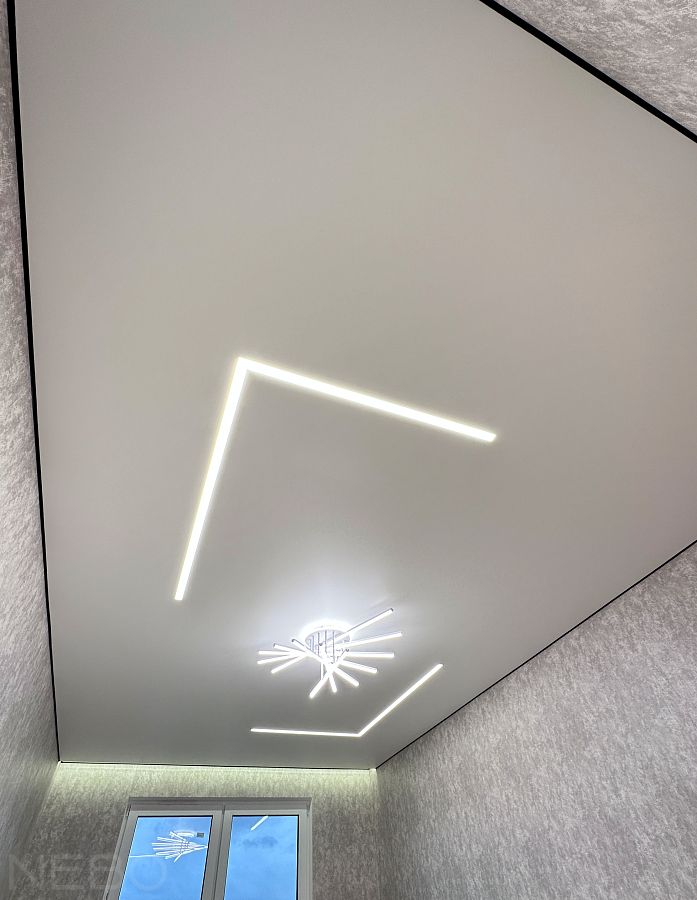 Матовый натяжной потолок с декоративной вставкой черного цвета по периметру и LED-освещением