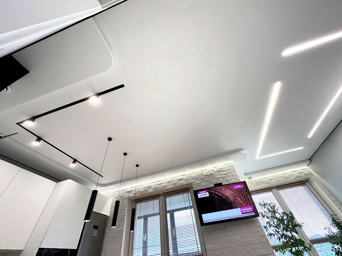 Двухуровневый натяжной потолок для скрытия воздуховодов в кухне-гостиной